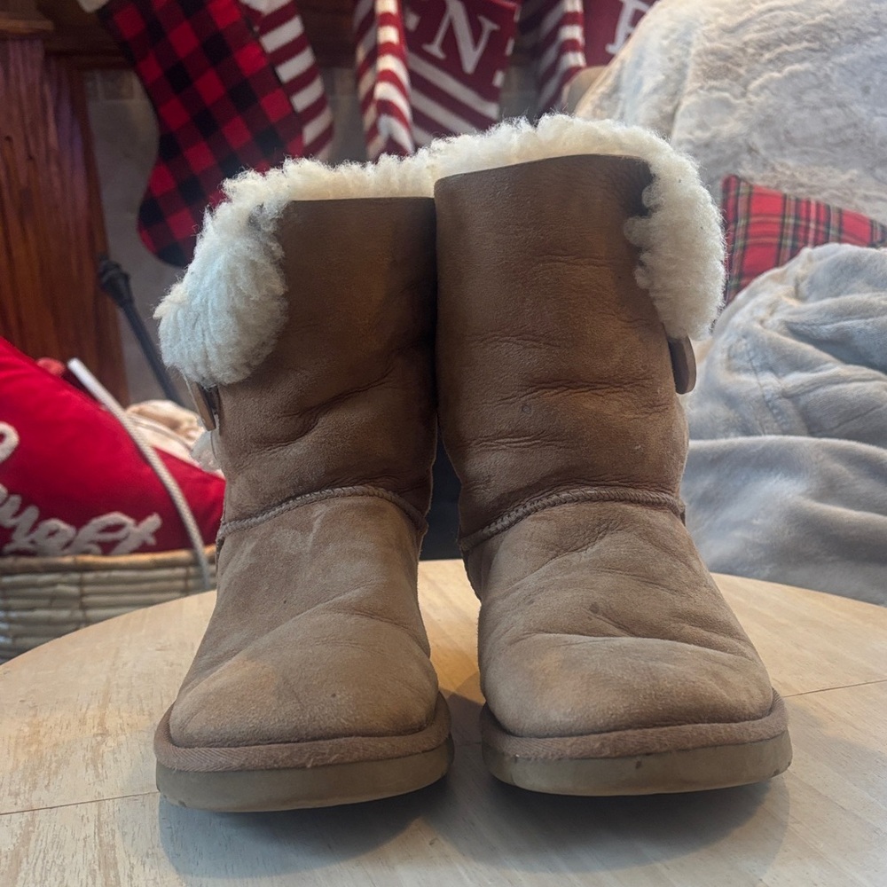 UGG  Bailey ButtonBrown Winter Boots with Cream Fur